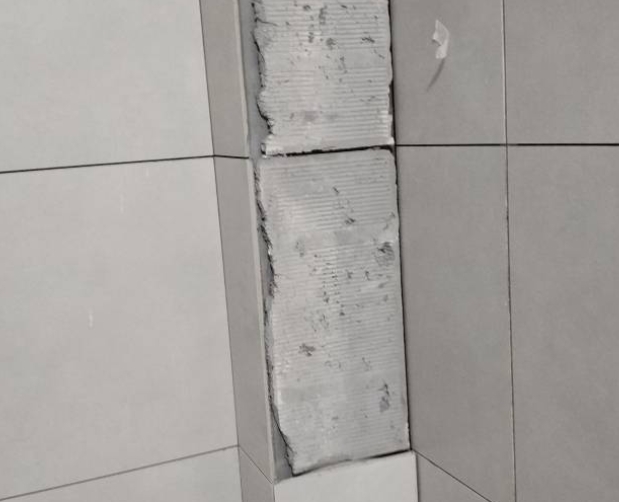 庆安瓷砖空鼓维修公司分享下瓷砖施工前基层浇水润湿程度不足，可能导致以下问题