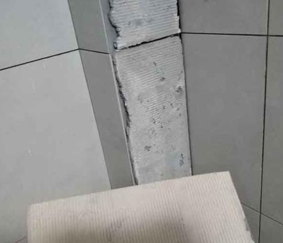 庆安瓷砖空鼓维修公司分享下厨房瓷砖脱落的补救措施。
